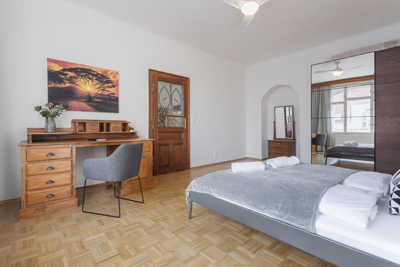 Bright And Spacious Attic Apartment Praga Esterno foto