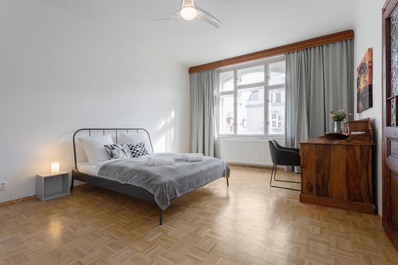 Bright And Spacious Attic Apartment Praga Esterno foto