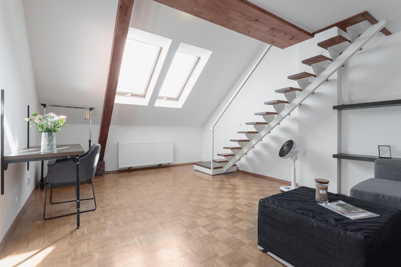 Bright And Spacious Attic Apartment Praga Esterno foto